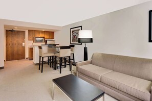 Escritorio, tabla de planchar con plancha, wifi gratis y ropa de cama