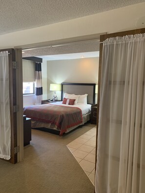 Suite, 1 cama Queen size | Escritorio, tabla de planchar con plancha, wifi gratis y ropa de cama 
