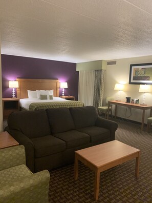 Suite, 1 King Bed, Non Smoking, Poolside (3rd Floor) | Desk, iron/ironing board, rollaway beds, free WiFi