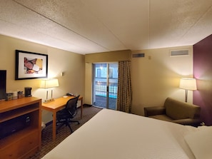 Quarto, 2 camas Queen, para não fumantes, vista para a piscina | Escrivaninha, ferros/tábuas de passar roupa, Wi-Fi de cortesia