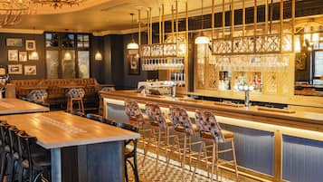 2 bars/lounges