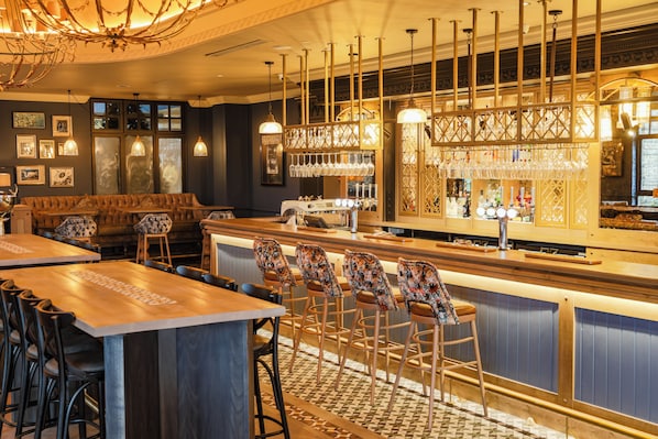 2 bars/lounges