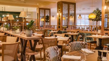 Sarapan bufet setiap hari (GBP 15 seorang)