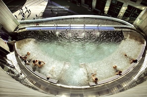 Een sauna, een bubbelbad, een stoombad, een Turks bad/hammam