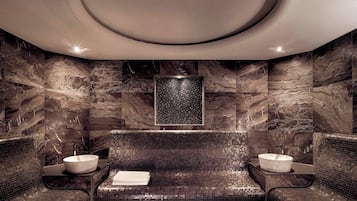 Un sauna, una bañera de hidromasaje, baño turco, baño turco/hammam