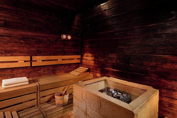 Sauna, hot tub, steam room, Turkish bath/hammam, body treatments