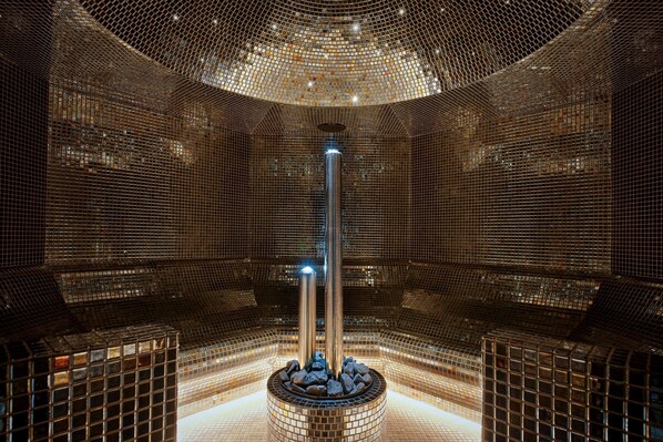 Een sauna, een bubbelbad, een stoombad, een Turks bad/hammam