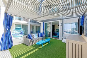 Premium Suite, 1 King Bed, Lanai, Pool View | Lanai