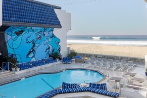 Alberca al aire libre y alberca climatizada