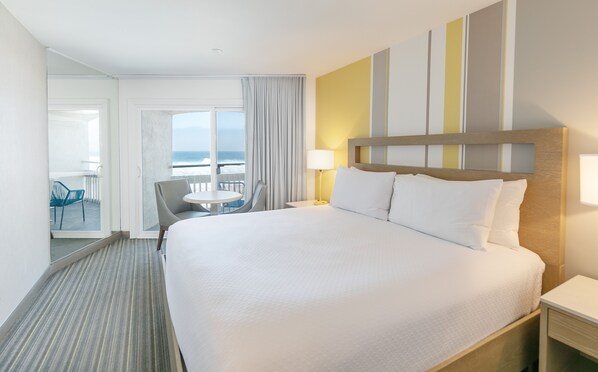 Habitación, 1 cama King size, balcón, vista al océano | Caja de seguridad en la habitación y cortinas blackout 