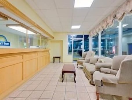 Lobby. Days Inn by Wyndham Waynesboro