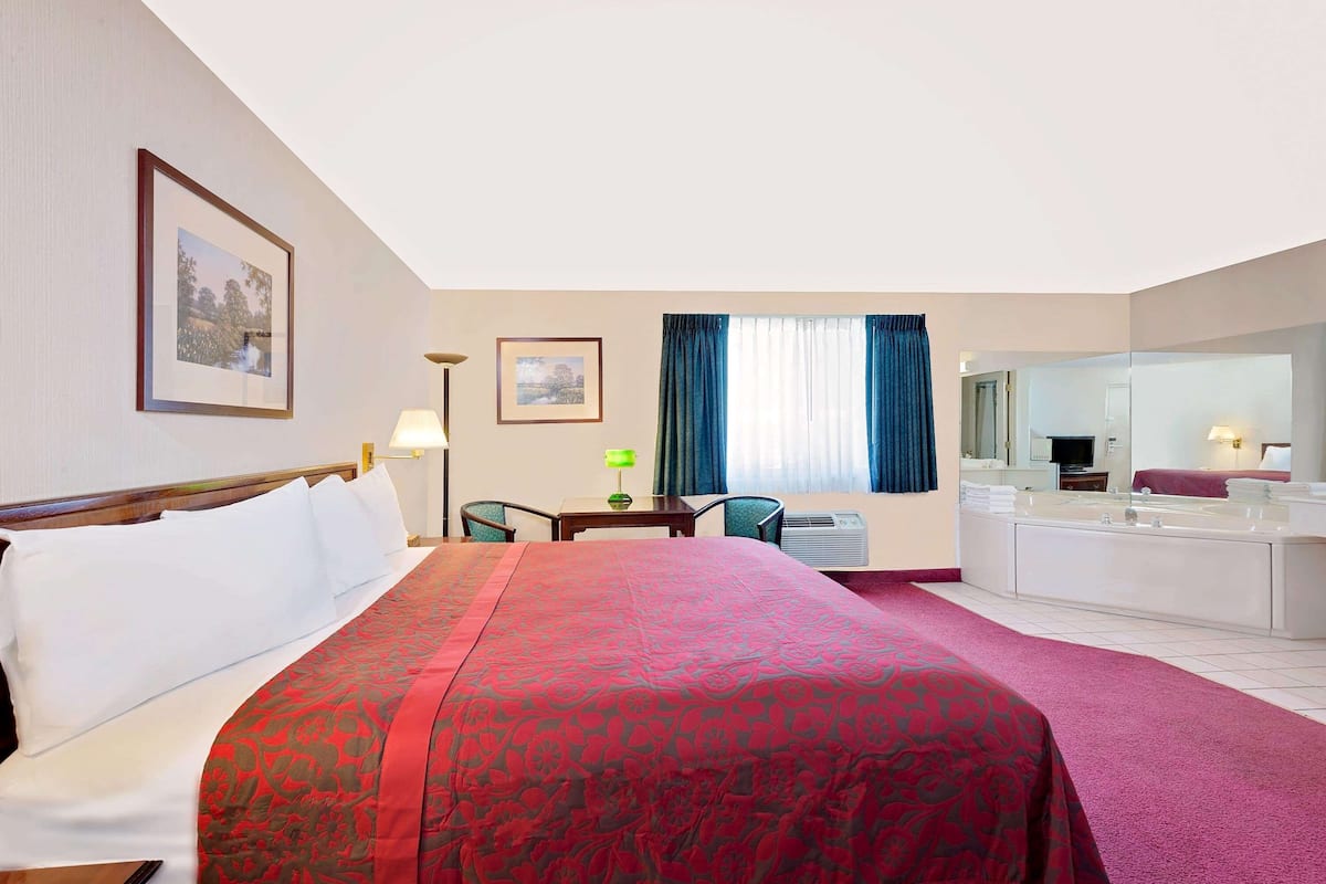 Suite, 1 King Bed, Non Smoking | Iron/ironing board, cots/infant beds, rollaway beds, free WiFi