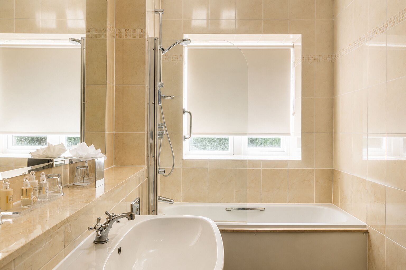 Une salle de bain moderne équipée d’une baignoire, d’une douche et d’un meuble-lavabo avec un évier.