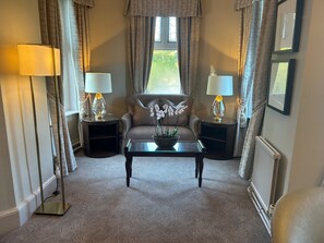 Deluxe Room, 1 Double Bed (Super Deluxe 4 Poster) | Living area | TV, pay movies