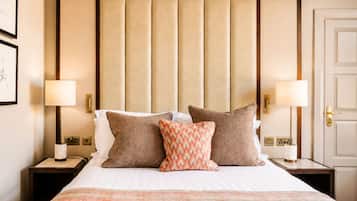 Habitación Deluxe, 1 cama doble (Super Deluxe Double) | Caja fuerte, escritorio, cortinas opacas y tabla de planchar con plancha