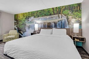 Escritorio, espacio para trabajar con laptop y cortinas blackout 