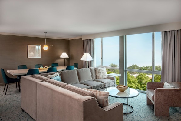 Suite (North Shore Suite with Parlor) | Aire de séjour | Téléviseur à DEL de 40 po avec télévision par câble