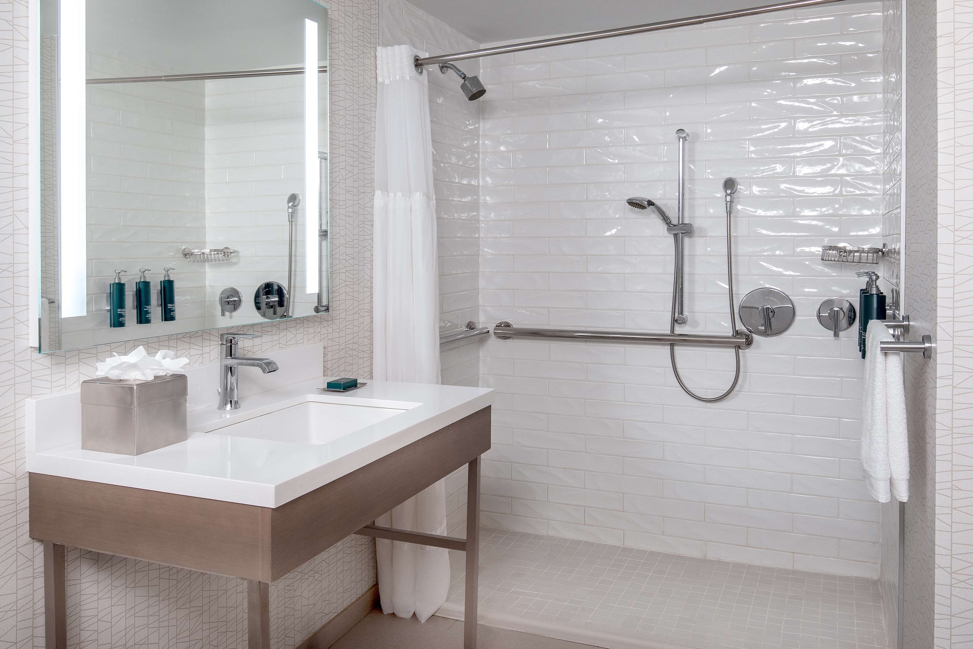 Photo - DoubleTree by Hilton Hotel and Conference Center Chicago North Shore