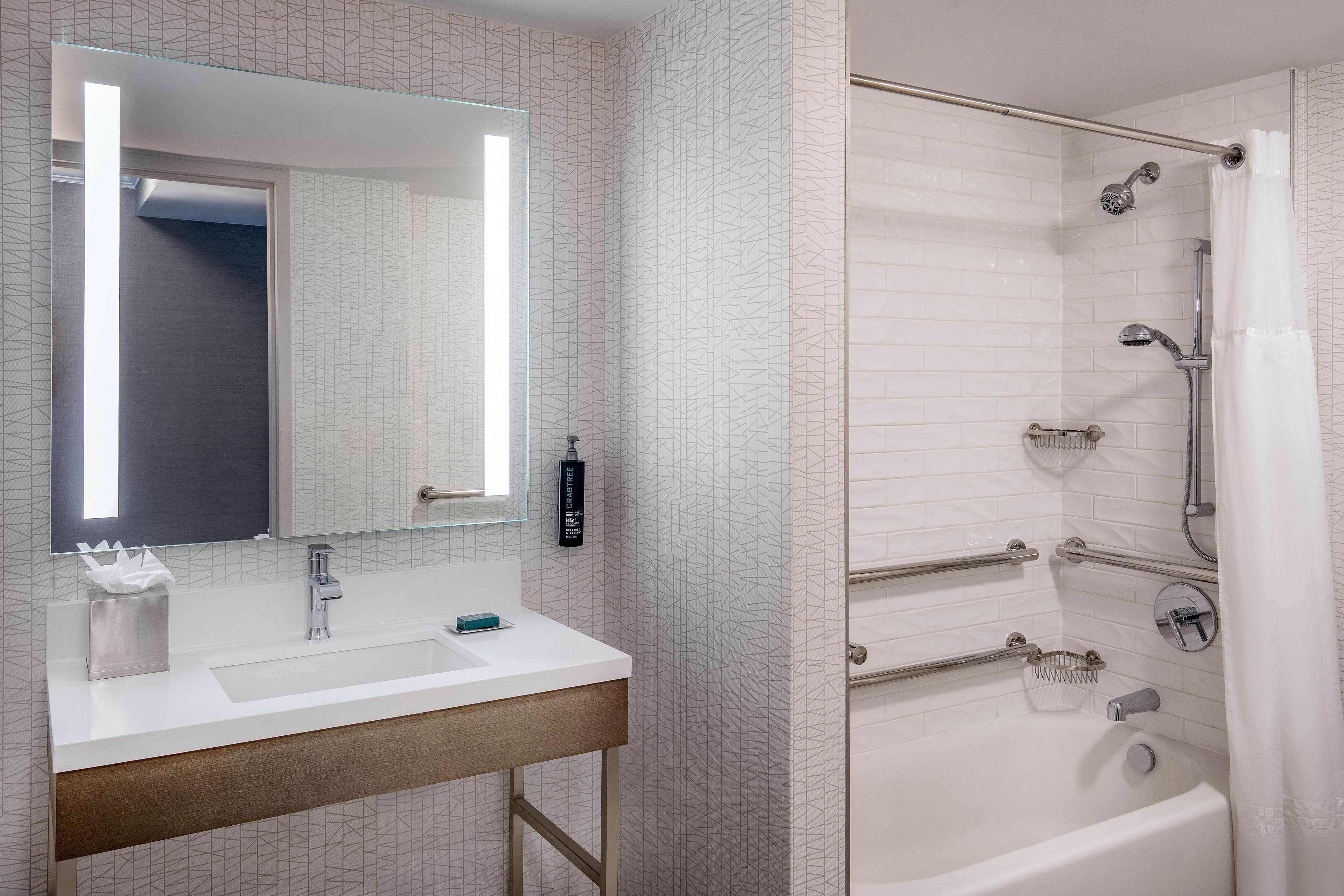 Photo - DoubleTree by Hilton Hotel and Conference Center Chicago North Shore