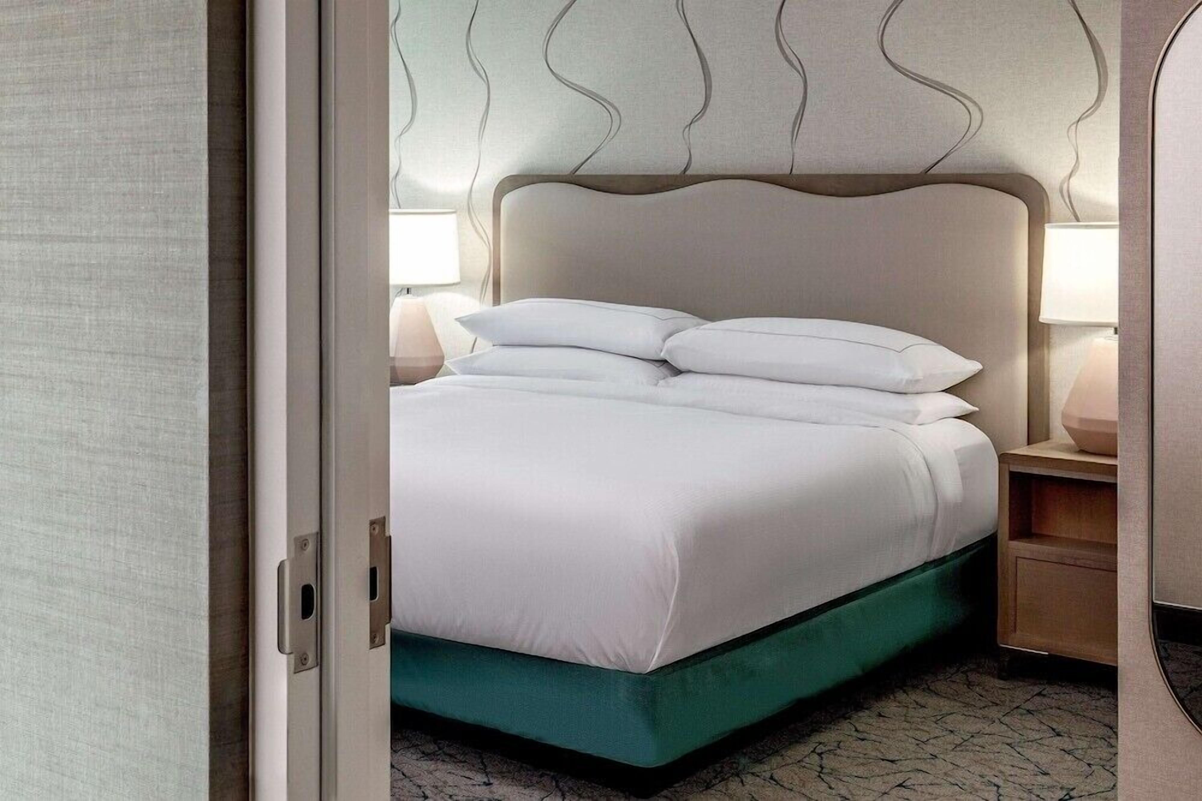 Hochwertige Bettwaren, Pillowtop-Betten, Zimmersafe, Schreibtisch