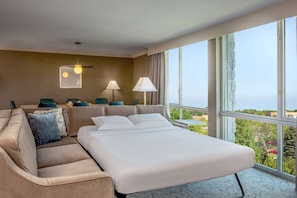 Suite (North Shore Suite with Parlor) | Aire de séjour | Téléviseur à DEL de 40 po avec télévision par câble