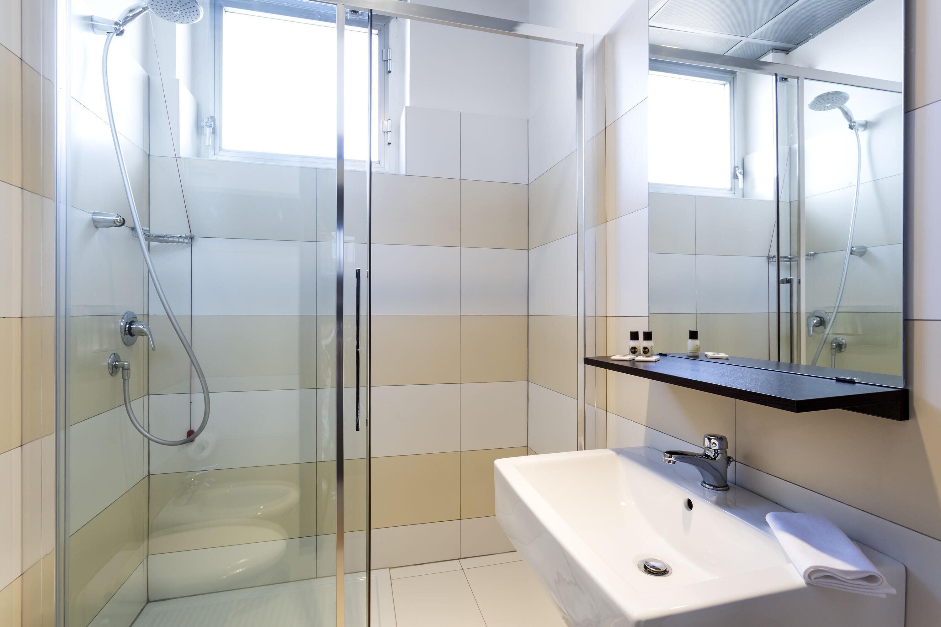 Douche, sèche-cheveux, bidet, serviettes fournies