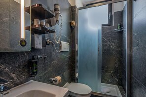 A modern bathroom with a shower, toilet, and sink. - B&B Hotel Firenze Nuovo Palazzo di Giustizia (Florence)