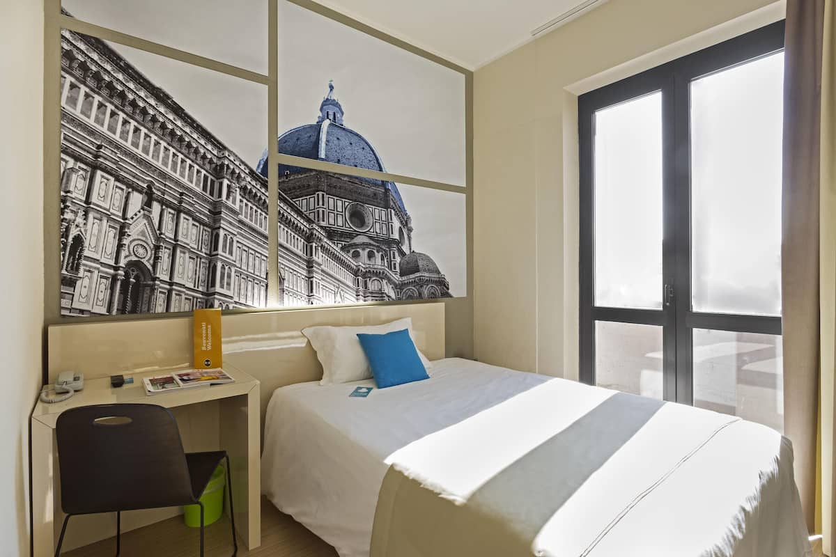 Yhden hengen standard-huone, tupakointi kielletty | Tallelokero huoneessa, työpöytä, äänieristys, ilmainen Wi-Fi