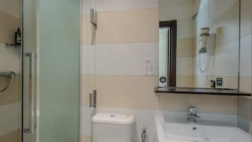 Ein Badezimmer mit Toilette, Waschbecken und Duschbereich.