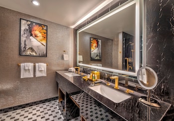 Concierge Tower, 2 Queen Beds | Bathroom | Shower, eco-friendly toiletries, hair dryer, towels at Atlantis Casino Resort Spa