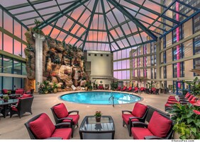 室内游泳池，室外游泳池，日光浴躺椅