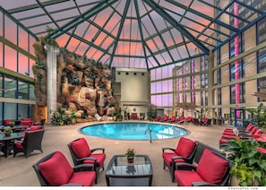 Indoor pool, outdoor pool, pool loungers - Atlantis Casino Resort Spa (Reno)
