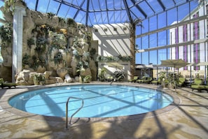 Piscine couverte, piscine extérieure, chaises longues