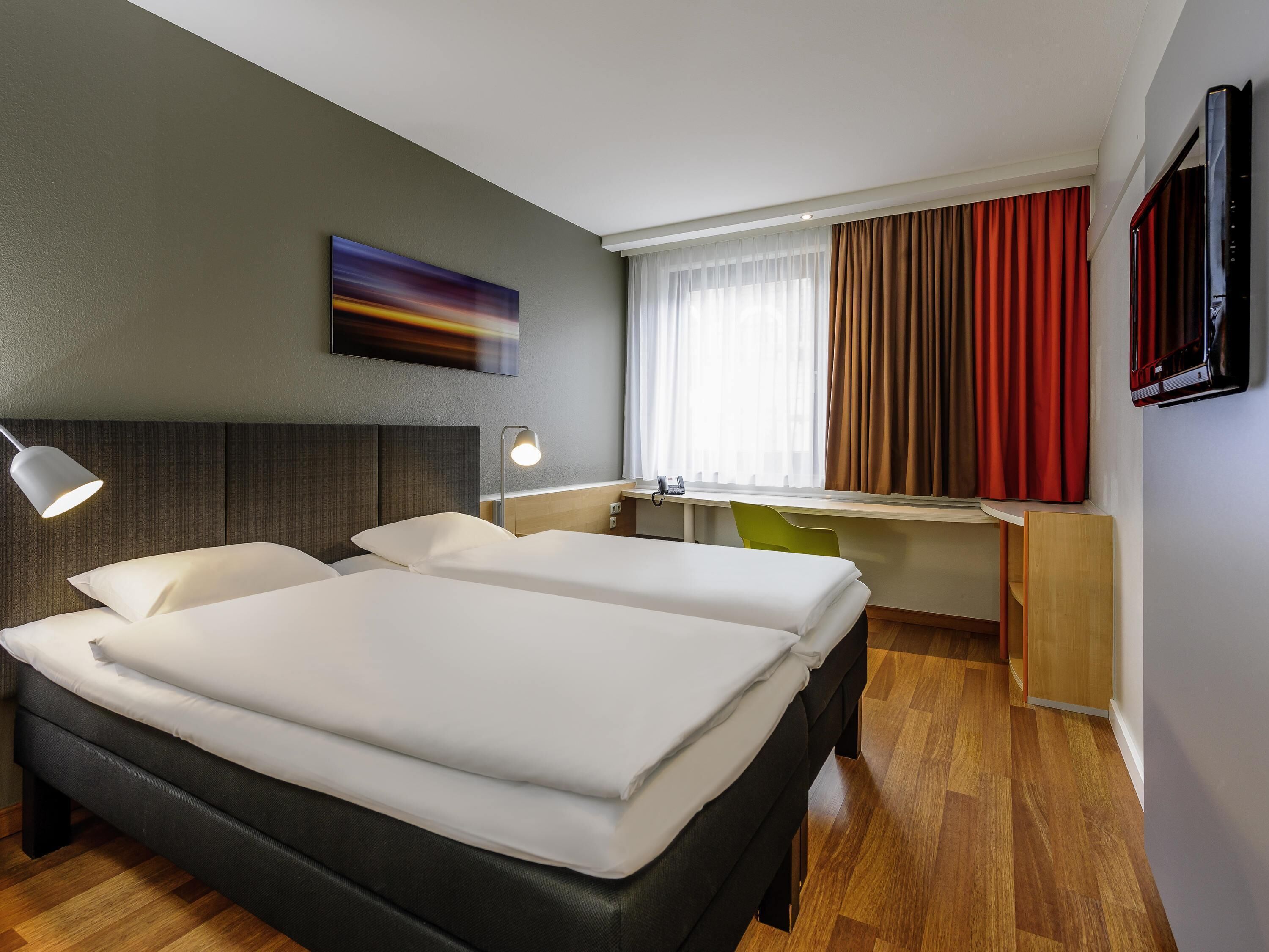 Standard Room, 2 Single Beds | Hypo-allergenic bedding, pillow-top beds, desk, blackout curtains