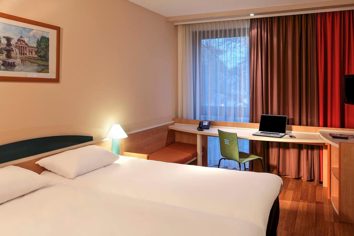 standard room, 1 double bed | hypo-allergenic bedding, pillow-top beds, desk, blackout curtains