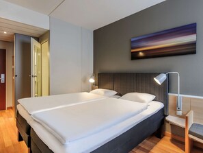 Standard Room, 2 Single Beds | Hypo-allergenic bedding, pillow-top beds, desk, blackout curtains