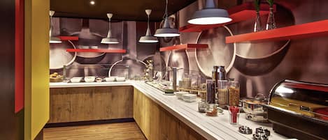 Breakfast, dinner served; Regional cuisine, alfresco dining