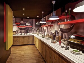 Se sirven desayunos, cenas y cocina regional (con mesas al aire libre) 