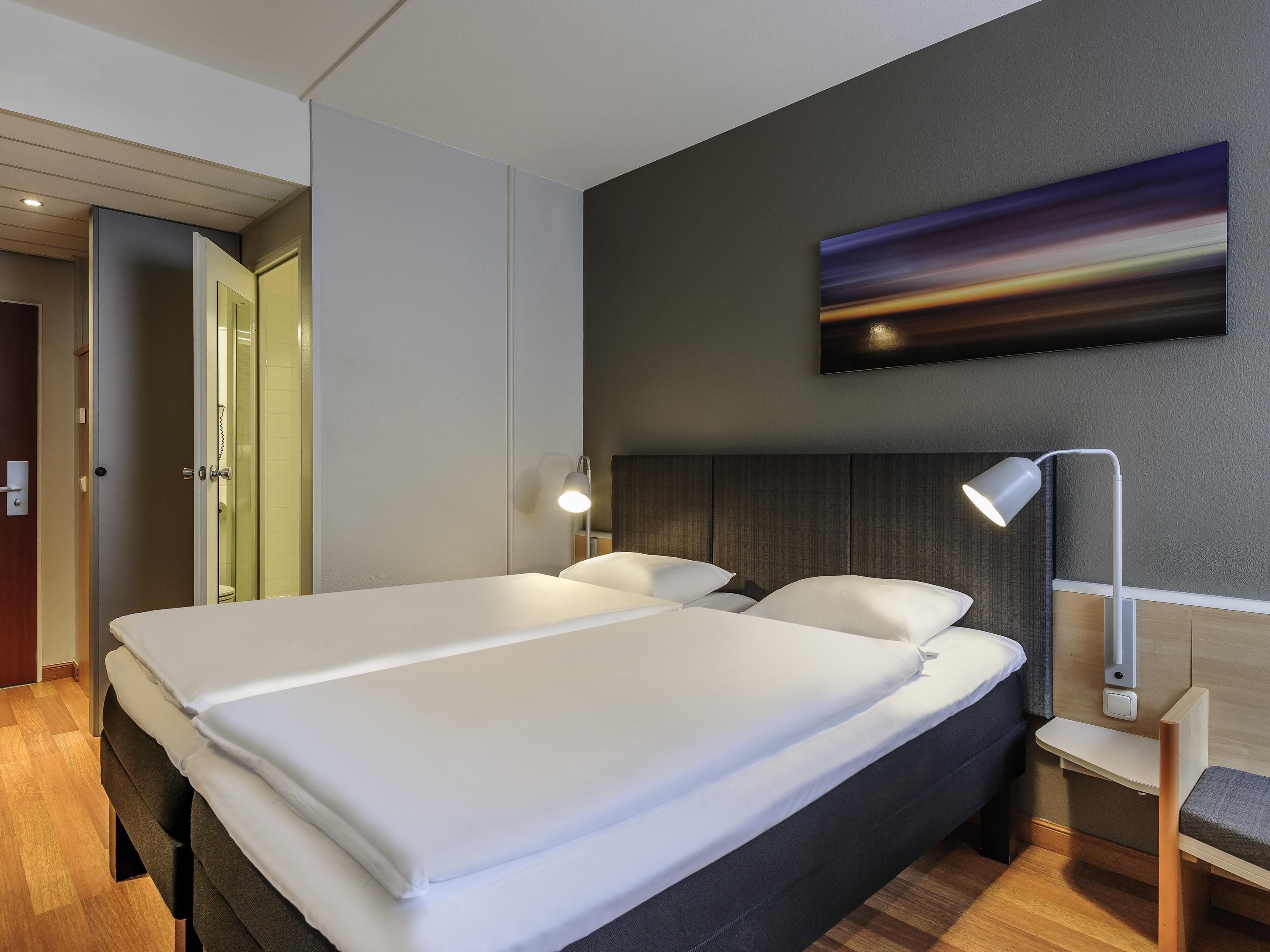 Habitación estándar, 2 camas individuales | Ropa de cama hipoalergénica, camas con pillow-top y escritorio 