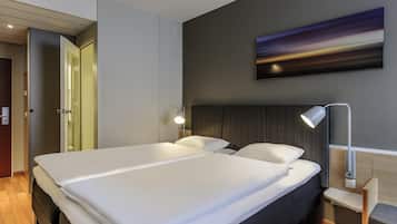 Habitación estándar, 2 camas individuales | Ropa de cama hipoalergénica, camas con pillow-top y escritorio