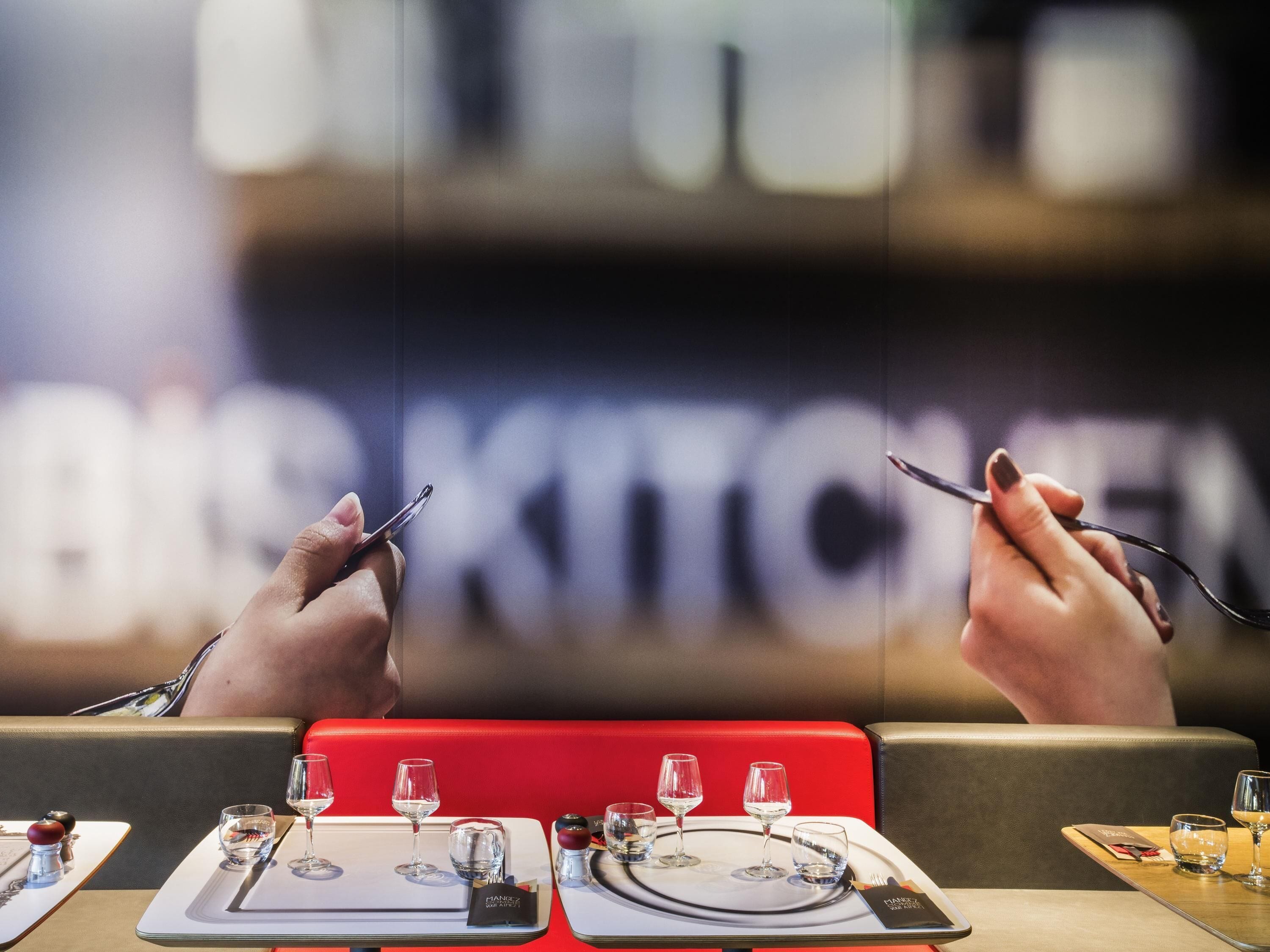 Breakfast, dinner served; Regional cuisine, alfresco dining 