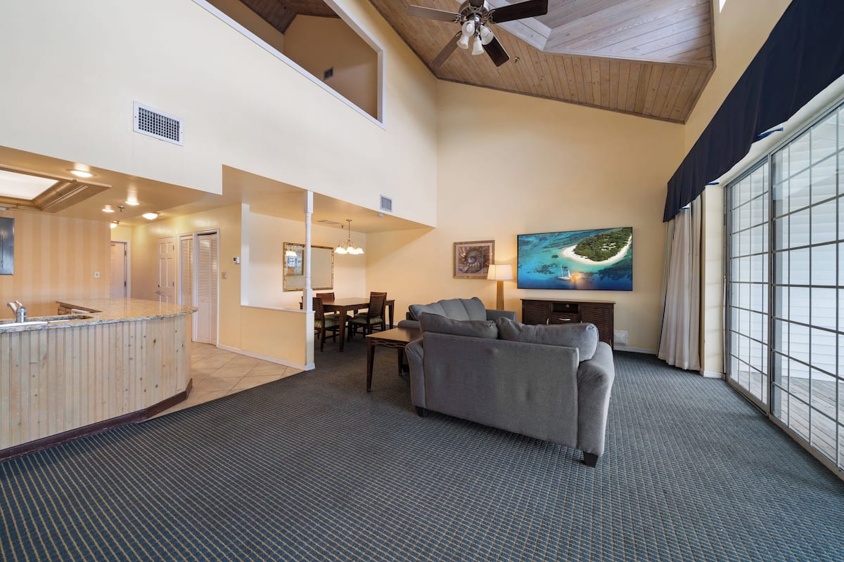 1 chambre, bureau, fer et planche à repasser, lits bébé (gratuits)