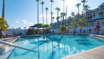Outdoor pool, sun loungers