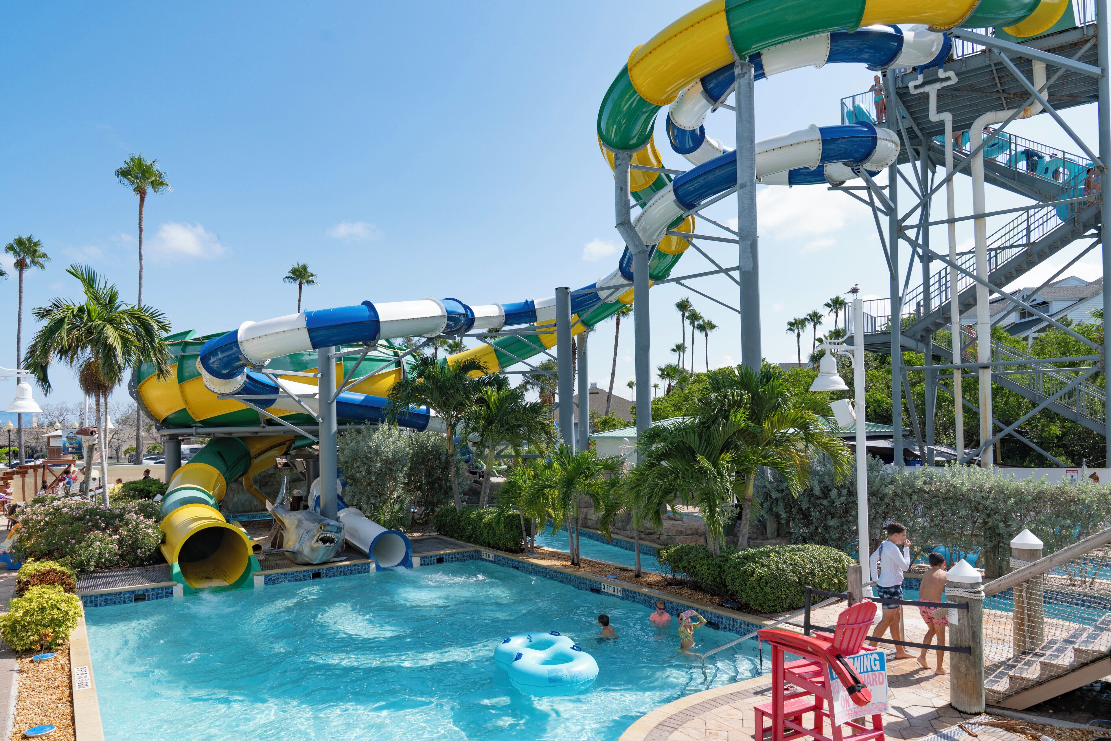 Un parque acuático con múltiples toboganes y una piscina.