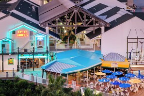 Ein Ufergrundstück mit einem Restaurant namens 'EAT AT JIMMY'S' und einer Bar 'WAHOO'.