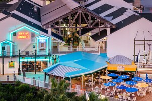 Se sirven desayunos, almuerzos y cenas; con vista al mar