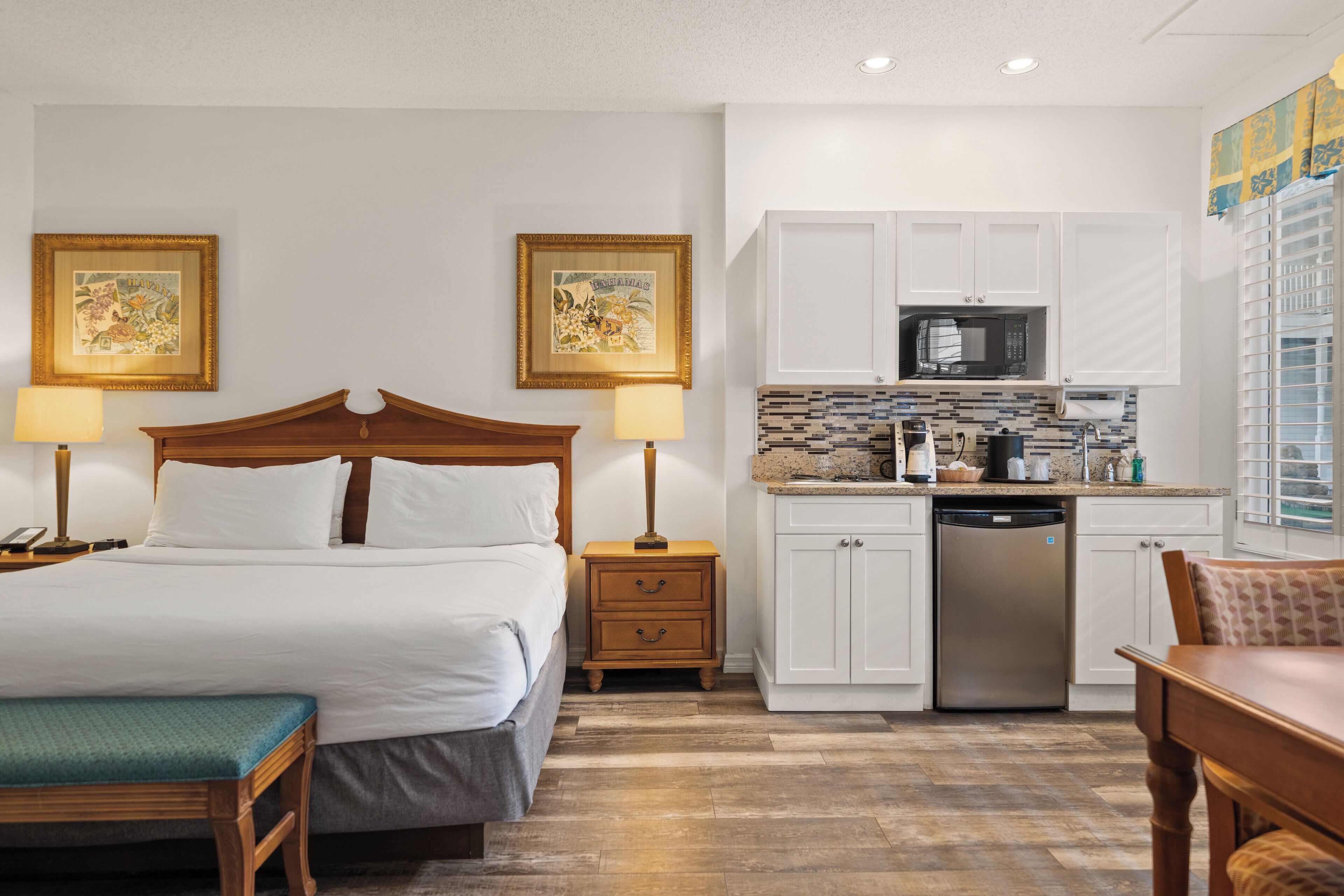 Premium-Zimmer, 1 King-Bett und Schlafsofa | Schreibtisch, Bügeleisen/Bügelbrett, kostenlose Babybetten