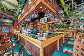 3 bares, bar junto a la piscina