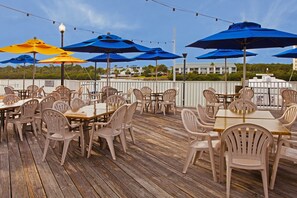Breakfast, lunch, dinner served; sea views 