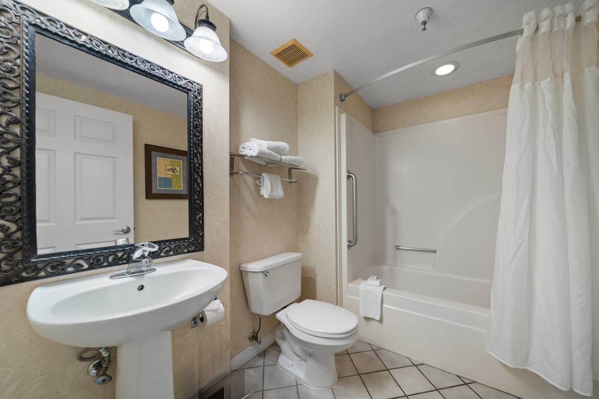 Combined shower/tub, designer toiletries, hair dryer, towels